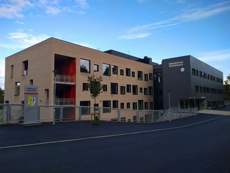 Bekkestua barneskole med lys fasade