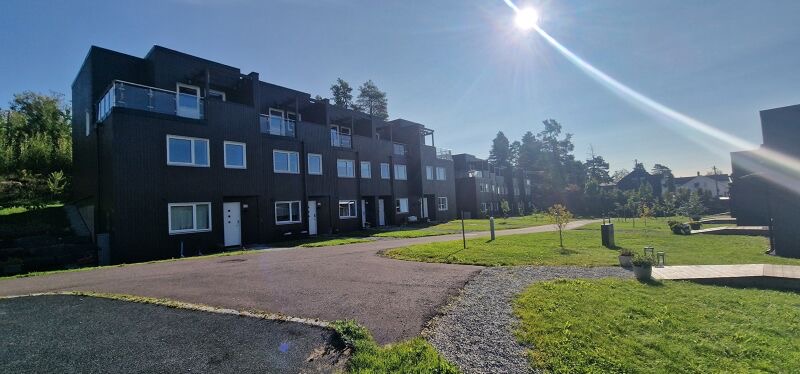 Mørke rekkehus i Bjørnstadsvingen borettslag