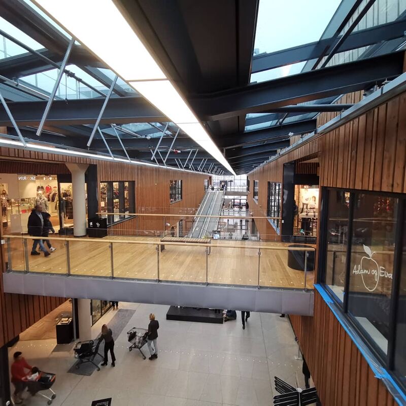 Gallerier og glasstak inne på Fornebu S