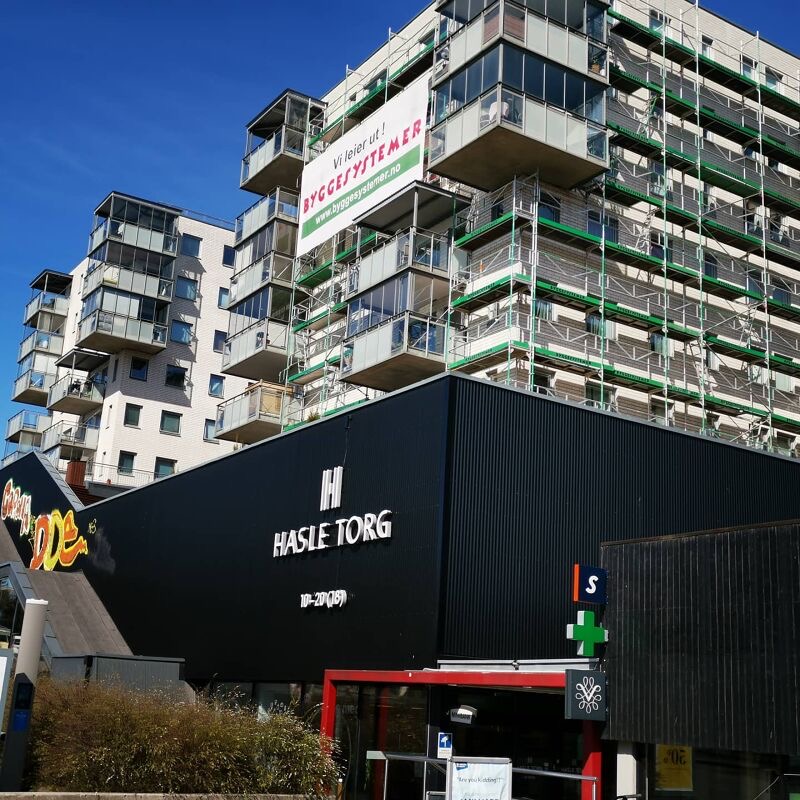 Hasle torg, boligblokker over et næringsbygg
