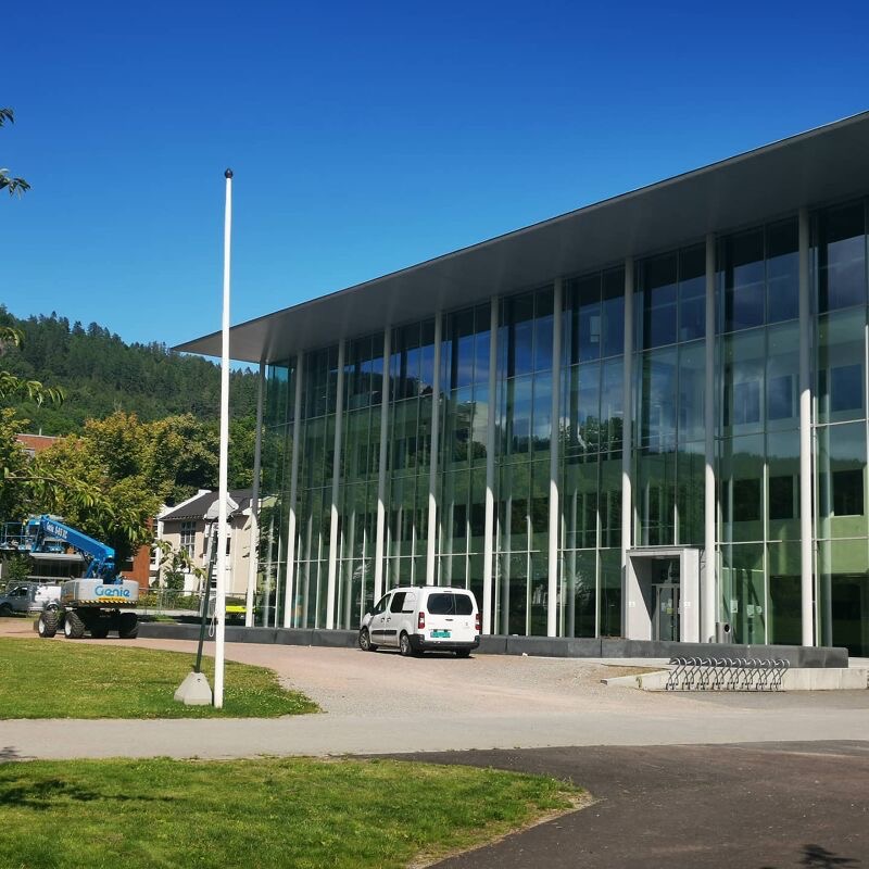 Glassfasaden på Skatteetatens kontorbygg i Drammen